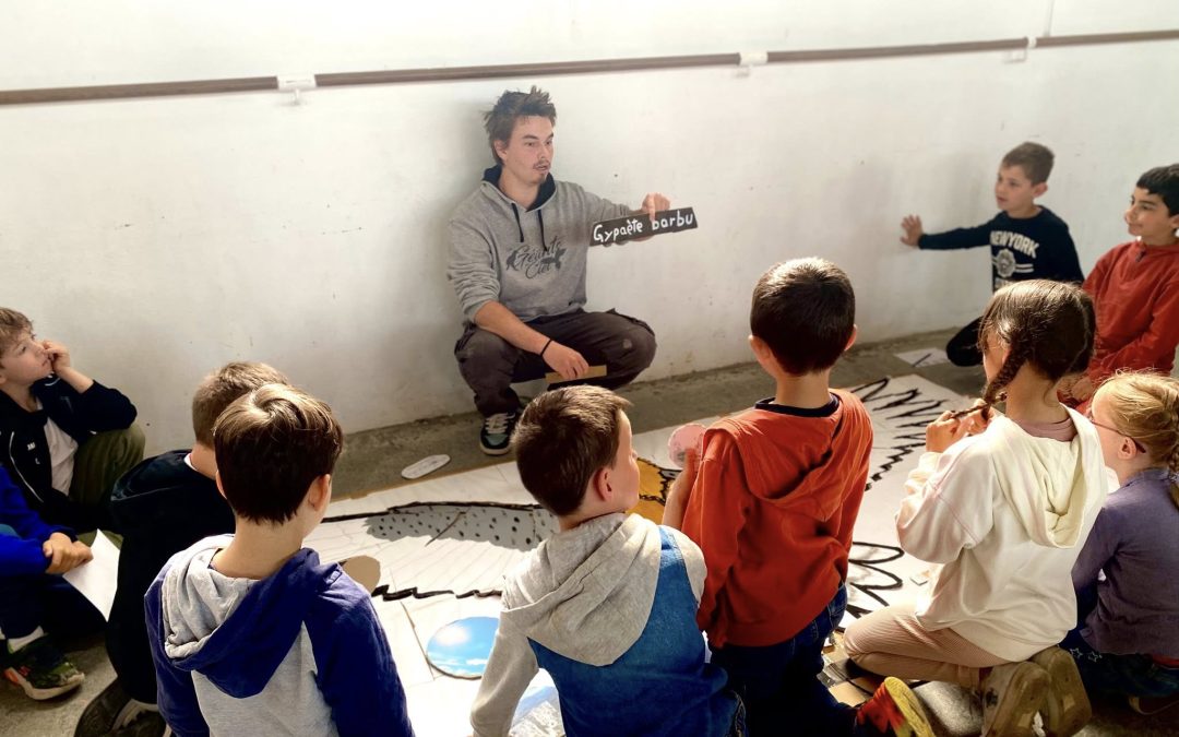 Découverte de la fauconnerie à l’école Sainte-Hélène : un projet pédagogique mené par les apprenants